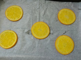 香橙蛋糕卷,摆入烤盘。