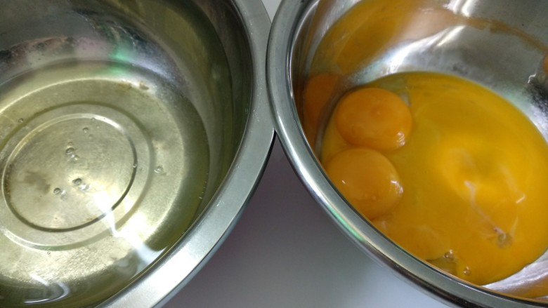 香橙蛋糕卷,蛋黄和蛋白分离，蛋白打入干净无水无油的容器里。