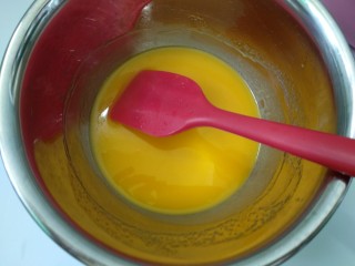 香橙蛋糕卷,蛋黄，植物油和盐搅匀。