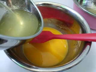 香橙蛋糕卷,加入55克的橙子糖水搅匀。