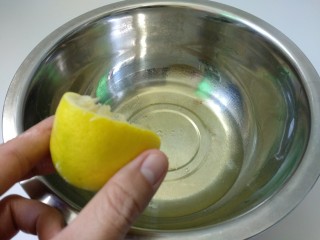 香橙蛋糕卷,蛋白里滴入几滴柠檬汁。
