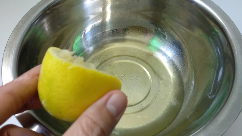香橙蛋糕卷,蛋白里滴入几滴柠檬汁。
