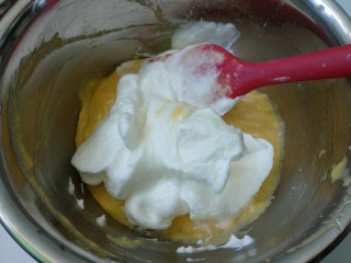 香橙蛋糕卷, 取1/3蛋白霜放入蛋黄糊，从下往上翻拌或#字翻拌，不可圈拌以免消泡。