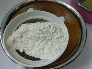 香橙蛋糕卷,筛入低筋面粉，轻轻搅拌成无颗粒状。
