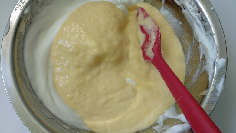 香橙蛋糕卷,将拌好的面糊倒入剩余蛋白霜，从下往上翻拌或#字翻拌，不可圈拌以免消泡。