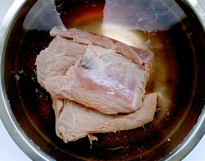 牛肉盒子,新鲜牛肉用水浸泡去除血水。