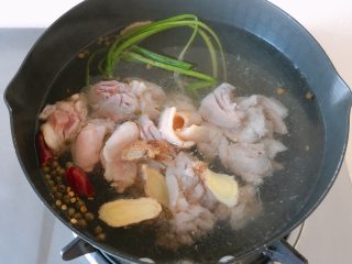 #吃鸡#日式咖喱鸡腿饭,放入鸡腿肉焯水1-2分钟，（鸡腿肉变白即可）