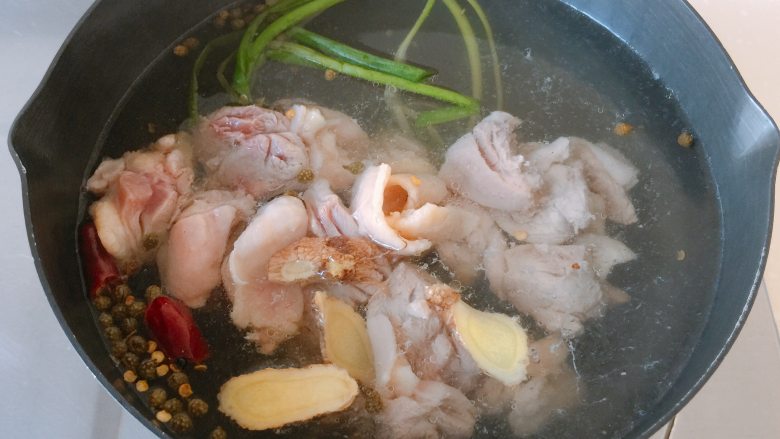 #吃鸡#日式咖喱鸡腿饭,放入鸡腿肉焯水1-2分钟，（鸡腿肉变白即可）