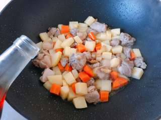 #吃鸡#日式咖喱鸡腿饭,放入土豆和胡萝卜翻炒一会儿，淋入少许料酒