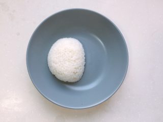 #吃鸡#日式咖喱鸡腿饭,米饭盛入小碗压平，倒扣在盘子里