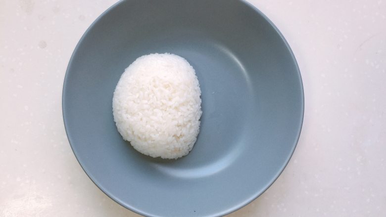 #吃鸡#日式咖喱鸡腿饭,米饭盛入小碗压平，倒扣在盘子里