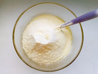 粗粮炉果,将所有粉类混合均匀后筛入。