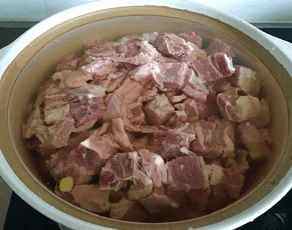味道媲美大厨的红烧牛腩,锅内装半锅水，倒入150ml料酒和一般的姜片~把牛肉放进去，开大火煮~