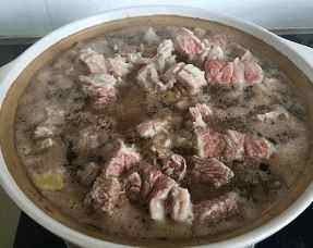 味道媲美大厨的红烧牛腩,煮开之后会有很多浮沫，用汤勺舀掉，到不再出现血沫的时候，把牛肉捞出来控干水分~