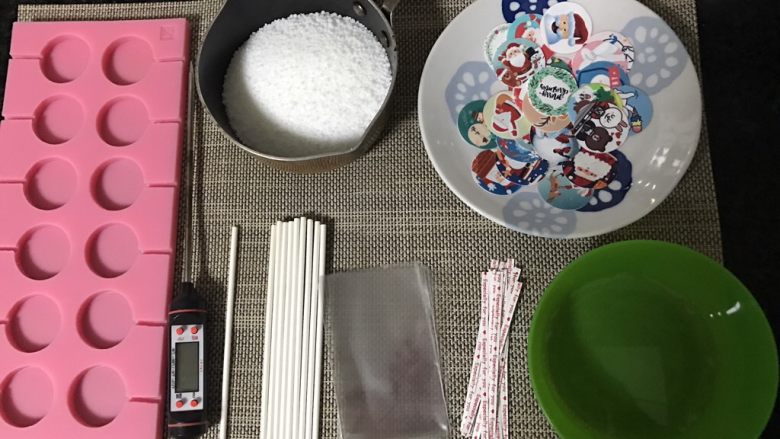 圣诞水晶棒棒糖,准备好材料、工具，我这里用的是3.5cm的模具，糯米纸剪成圆形（这个有点费时😂）