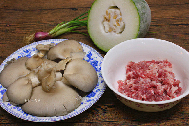 冬瓜鲜菇肉丸汤,备好食材【猪肉在市场里已经叫师傅帮忙搅碎，回到家调料拌匀就可以烹调，非常方便】