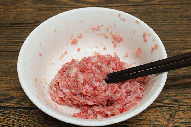冬瓜鲜菇肉丸汤,再用筷子转圈搅拌100来下，使之上劲，拌成粘性十足的肉糜