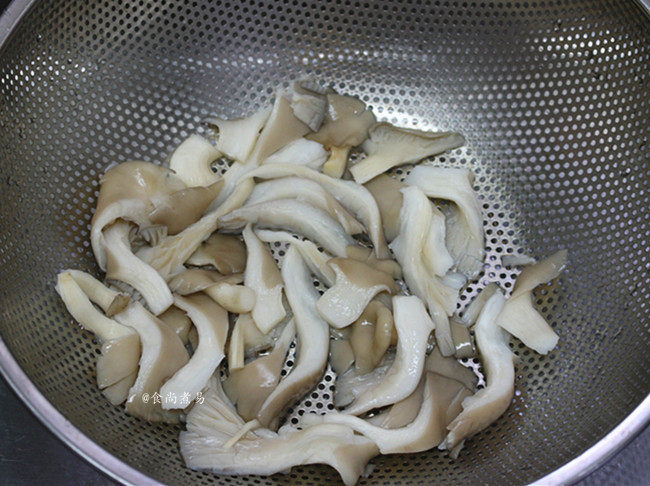 冬瓜鲜菇肉丸汤,捞起沥干水，待用