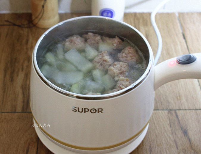 冬瓜鲜菇肉丸汤,煮至浮出水面