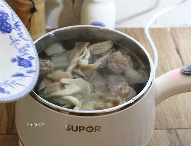 冬瓜鲜菇肉丸汤,倒入秀珍菇，继续煮至熟透
