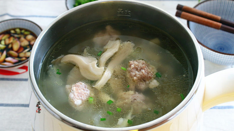 冬瓜鲜菇肉丸汤,葱花撒在汤里，拌匀即可