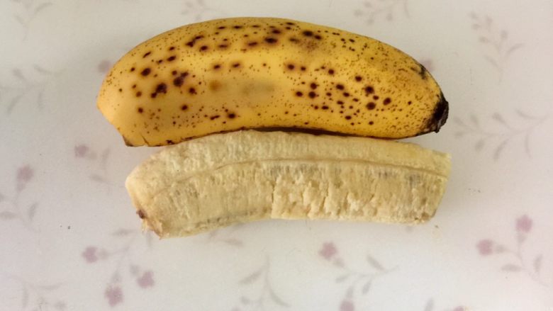 快手飞饼香蕉派,用表皮起了斑点的米蕉，比较甜和软，适合做烘焙，用一个香蕉也可以。