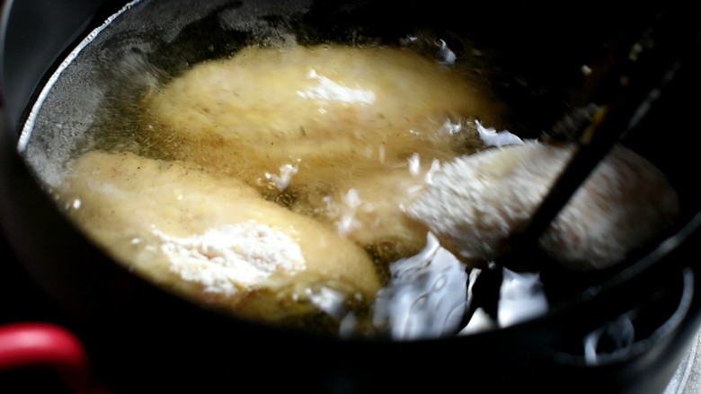 辣酱炸鸡,油温7成热左右，下入鸡翅、翅根
