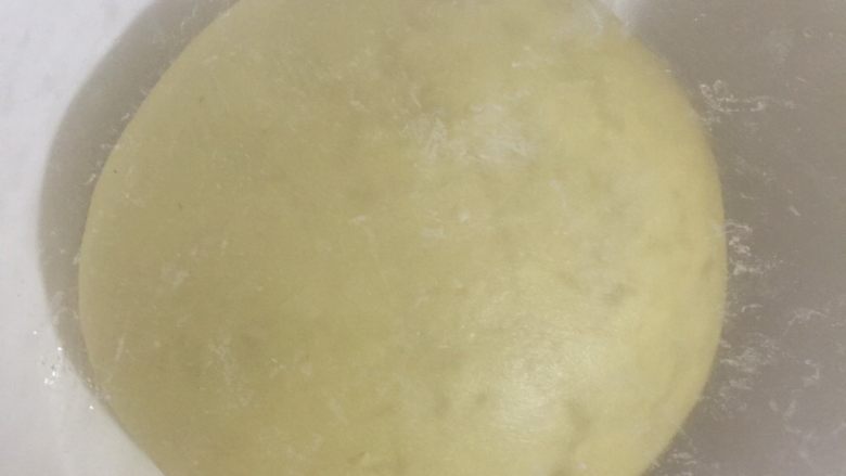 奶香红薯排包,揉好的面团整形收圆放入碗中盖上保鲜膜开始发酵，一发温度26度