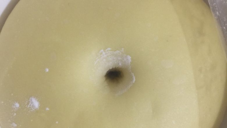奶香红薯排包,发酵状态达到图上，手指两个关节粘粉戳孔不回缩不塌陷就可以了