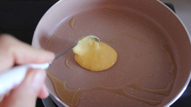 香橙蛋饼（适合9个月以上的宝宝）,挖一勺面糊
