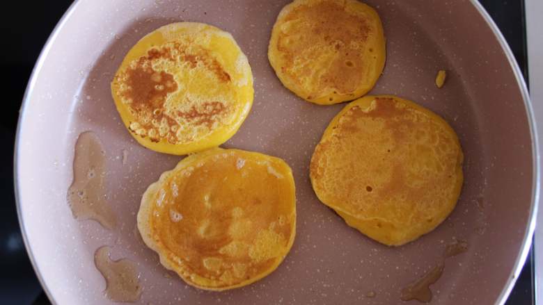 香橙蛋饼（适合9个月以上的宝宝）,煎至两面金黄