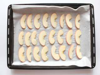 苹果脆片,将切好的苹果片整齐的摆放在烤盘，烤箱上下火预热100度