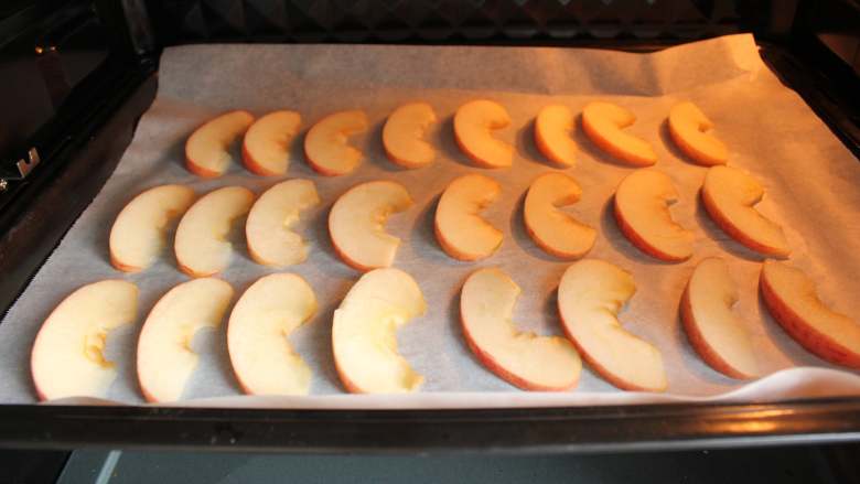 苹果脆片,把烤盘放入烤箱中层，60分钟左右