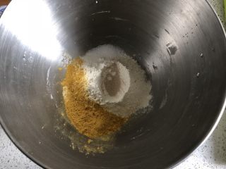 莎莉鸡豆沙包,南瓜粉、中筋面粉倒入面盆内，倒入细砂糖、活性干酵母