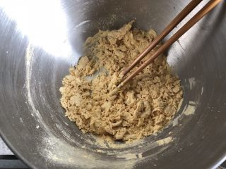 莎莉鸡豆沙包,一边加水一边用筷子搅拌成棉絮状