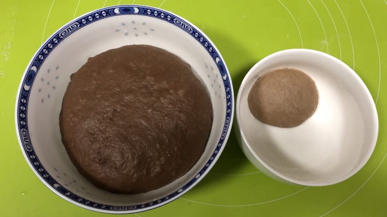 布朗熊豆沙包,天冷可以利用烤箱发酵档发酵，发酵1小时