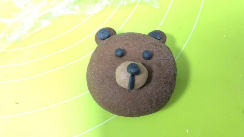 布朗熊豆沙包,如图所示，做上熊的眼睛、鼻子、耳朵