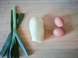 土豆丝鸡蛋饼（太阳饼）,准备好蒜苗，土豆，鸡蛋