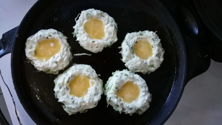 土豆丝鸡蛋饼（太阳饼）,把鸡蛋液倒入中间空位里