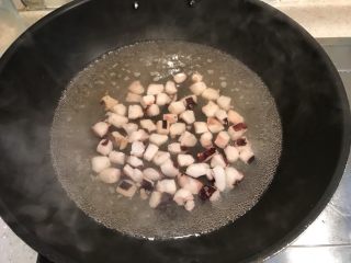 章鱼小丸子—Bruno锅菜谱,将章鱼放点料酒腌一会，烧开水焯下，捞出切小粒
