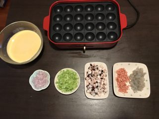 章鱼小丸子—Bruno锅菜谱,准备好食材，包菜，香肠，洋葱切丁，虾洗净去壳切丁