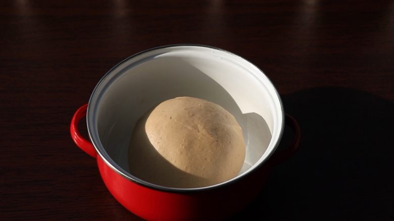 红糖核桃软欧,整理滚圆面团，密封放在约28度环境下发酵