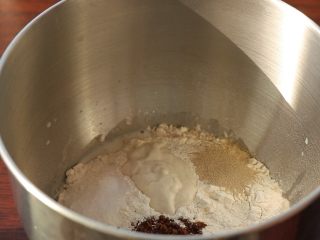 红糖核桃软欧,混合除黄油外所有面团材料，包括烫种，启动揉面，起筋膜时加入黄油继续揉