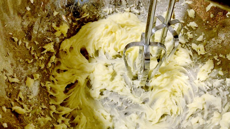 手作姜饼 冬至补阳去湿,用电动打蛋器打发至颜色发白，体积膨大