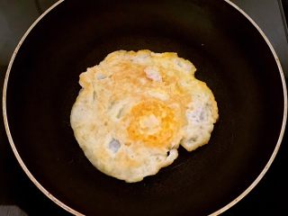 凉拌猫耳面,锅内刷一层大豆色拉油，烧热后加入鸡蛋，煎成鸡蛋饼