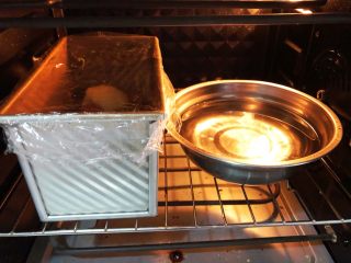 三色吐司（高颜值视觉系列),烤箱内放一碗温水，关上烤箱门进行二次发酵。中途水凉了换一次水。