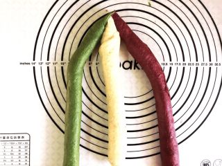 三色吐司（高颜值视觉系列),把三个颜色的面一头捏在一起固定好。