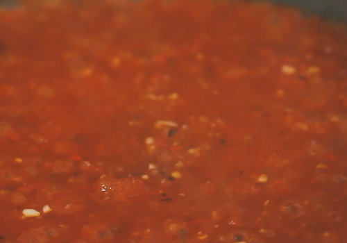 意大利手工水饺,锅里热油煎一下蒜和辣椒，倒入茄汁、少许盐，加水煮开，倒入盘中。
