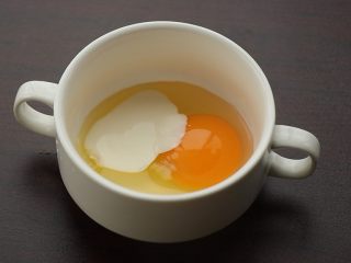千层酥皮+蛋挞,磕一个鸡蛋，加入淡奶油