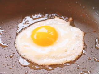 酱油炒面,锅内热油煎鸡蛋，煎鸡蛋的时候油放一点点就行了，锅底刷一层就OK。中小火煎，不然会一直爆。